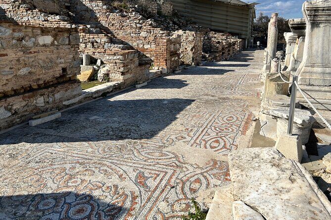 Ephesus and Virgin Mary Tour with Skip the Line, Lunch incl. - Stop 4: Isa Bey Mosque and what you can spot in the architecture