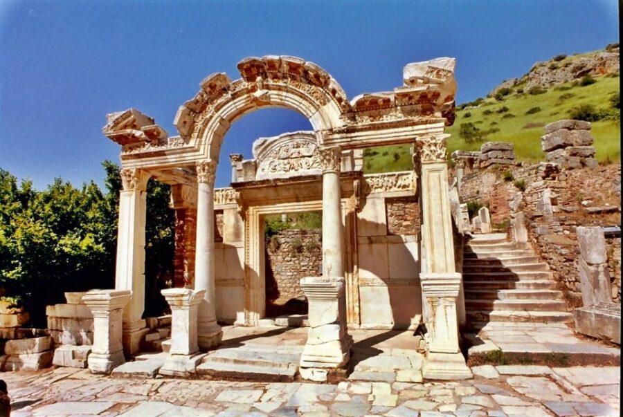 Kusadasi: Ephesus Small Group Tour - Selcuk stop for food tasting, plus a smart shopping moment
